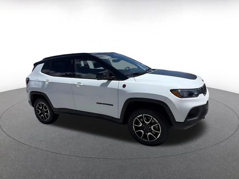 Used 2025 Jeep Compass Trailhawk image 2