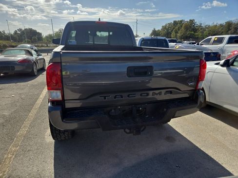 Used 2017 Toyota Tacoma TRD Sport image 3