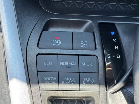 Used 2025 Toyota RAV4 XLE AWD/4WD image 30