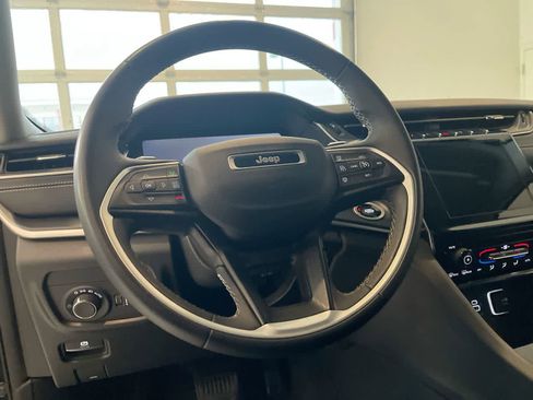 Used 2023 Jeep Grand Cherokee L Laredo image 14