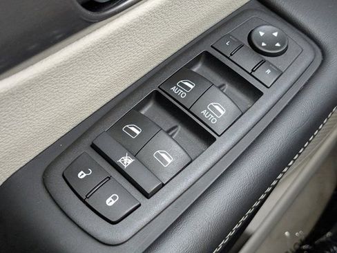 Used 2024 Chrysler Pacifica Touring-L image 24