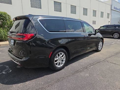 Used 2023 Chrysler Pacifica Touring-L FWD image 8