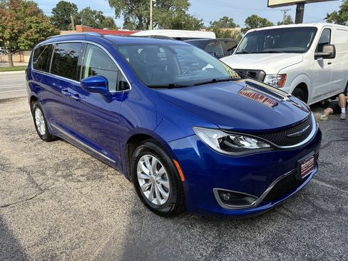 Used 2019 Chrysler Pacifica Touring-L FWD image 17