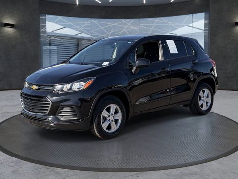 Used 2022 Chevrolet Trax LS w/ Tint and Cruise Package AWD/4WD image 2