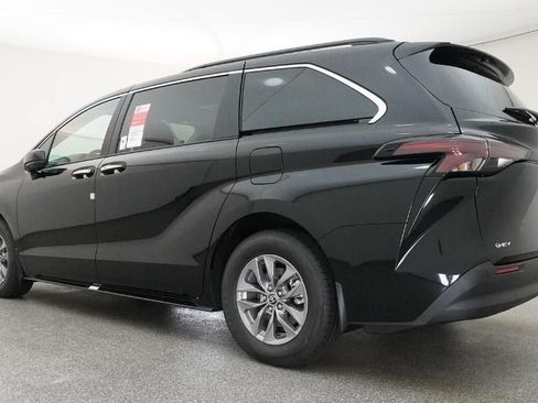 New 2026 Toyota Sienna XLE FWD image 21