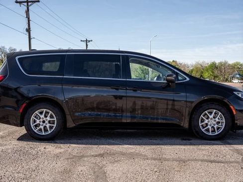 Used 2023 Chrysler Pacifica Touring-L FWD image 4