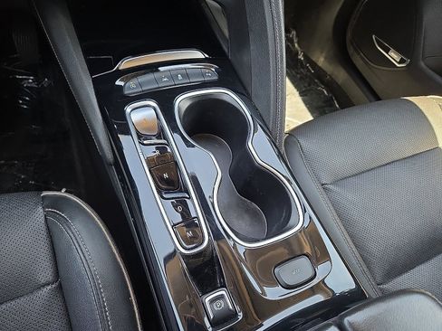Used 2021 Buick Envision Essence w/ Technology Package I FWD image 31