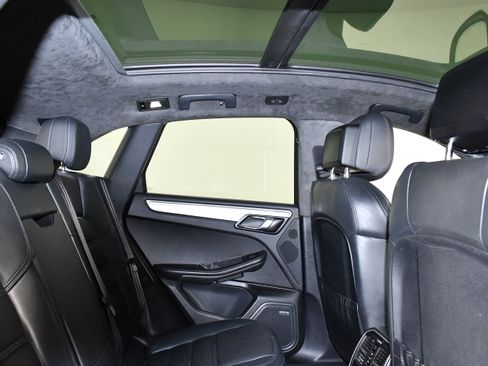 Used 2020 Porsche Macan Turbo image 24