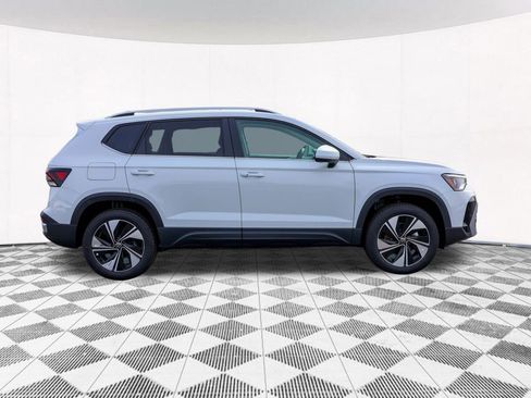 New 2025 Volkswagen Taos SE image 11