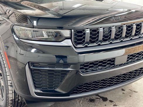 New 2026 Jeep Grand Cherokee Altitude image 12