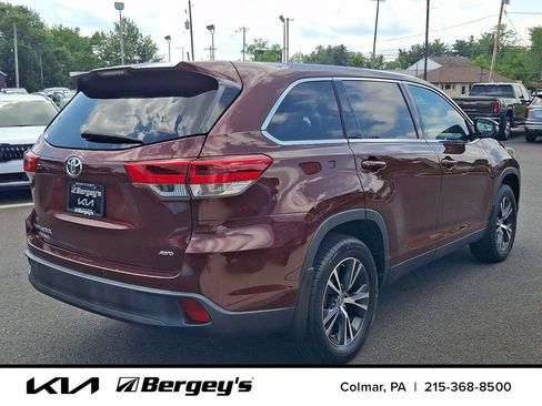 Used 2019 Toyota Highlander LE AWD/4WD image 5