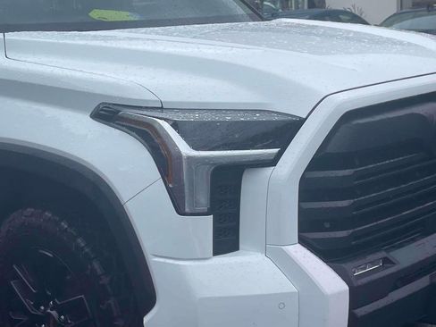 Used 2022 Toyota Tundra SR5 w/ SR5 Convenience Package image 9