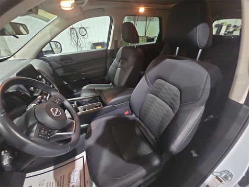 Used 2025 Nissan Pathfinder SV w/ SV Premium Package image 16