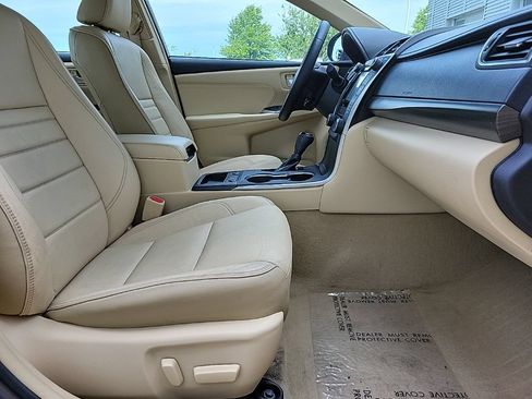 Used 2016 Toyota Camry XLE w/ Moonroof Package FWD image 17