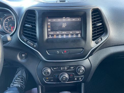 Used 2019 Jeep Cherokee Latitude Plus w/ Cold Weather Group AWD/4WD image 18