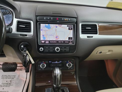 Used 2015 Volkswagen Touareg Sport image 18