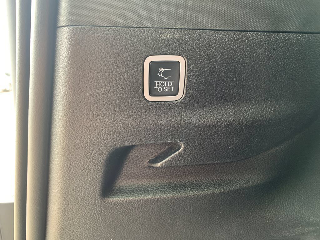 Used 2024 Jeep Grand Wagoneer L Series III AWD/4WD image 9
