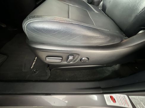 Used 2015 Toyota Sienna SE FWD image 15