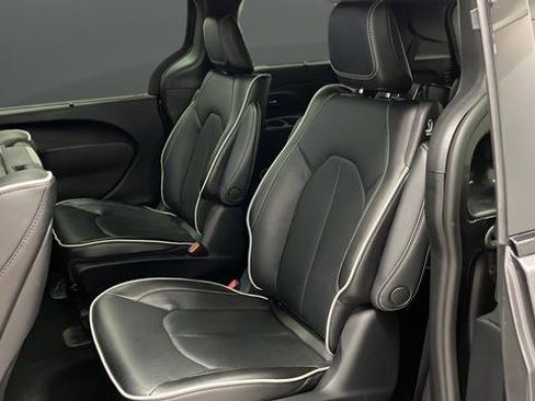 Used 2023 Chrysler Pacifica Limited w/ Uconnect Theater Family Group FWD image 23