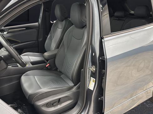 Used 2025 Volkswagen Tiguan SE R-Line AWD/4WD image 9