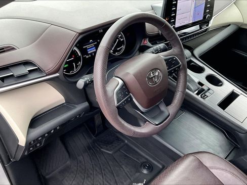 Used 2022 Toyota Sienna Platinum image 14
