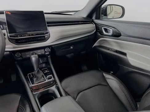 Used 2025 Jeep Compass Limited image 23