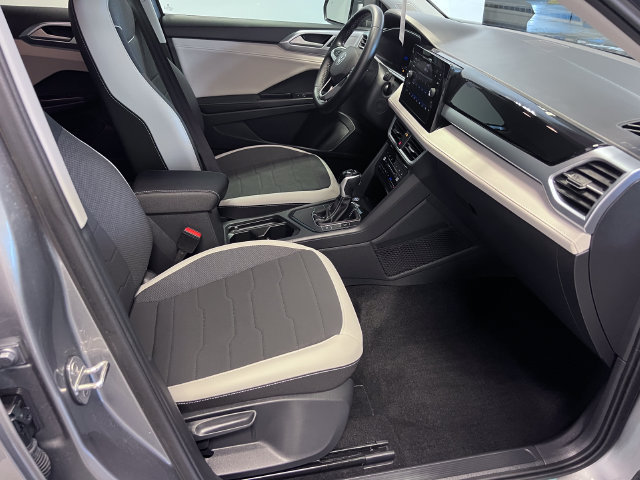 Certified 2025 Volkswagen Taos SE FWD image 10