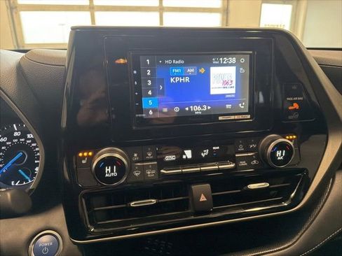 Used 2020 Toyota Highlander XLE image 25