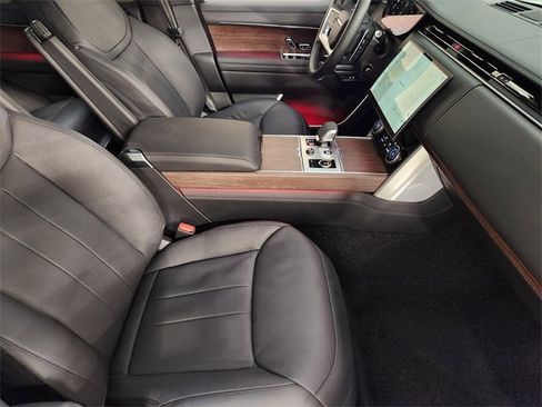 Used 2023 Land Rover Range Rover SE image 3