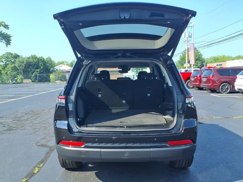 Certified 2023 Jeep Grand Cherokee Limited w/ Black Appearance Package AWD/4WD image 7