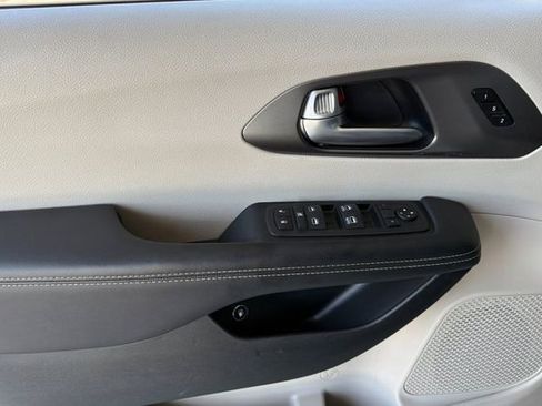 Used 2024 Chrysler Pacifica Limited FWD image 11