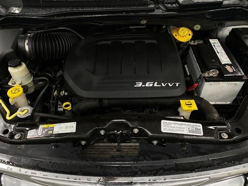 Used 2014 Chrysler Town & Country Touring image 12