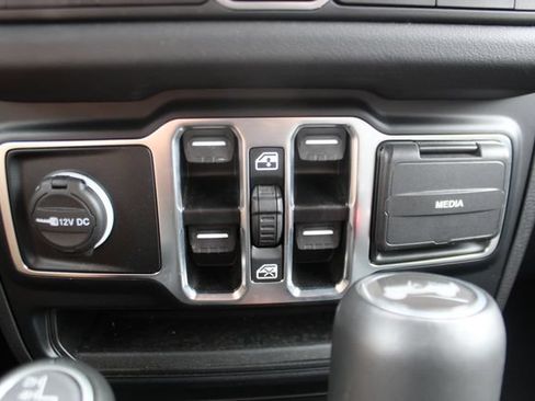 Used 2024 Jeep Wrangler Unlimited Sahara w/ Technology Group AWD/4WD image 23