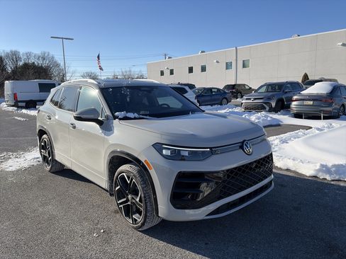 Used 2026 Volkswagen Tiguan SEL R-Line image 3