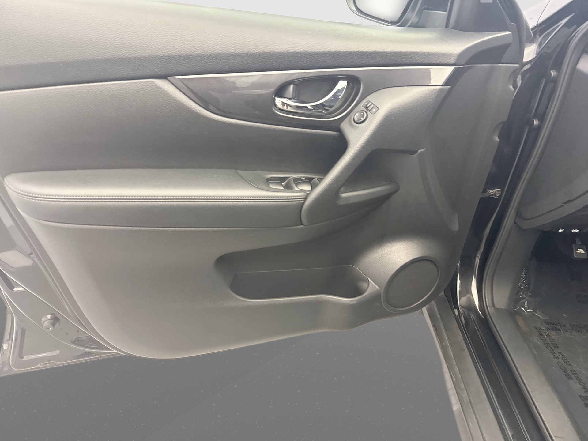Used 2017 Nissan Rogue S AWD/4WD image 9