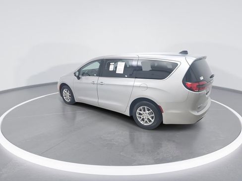Used 2024 Chrysler Pacifica Touring-L FWD image 5