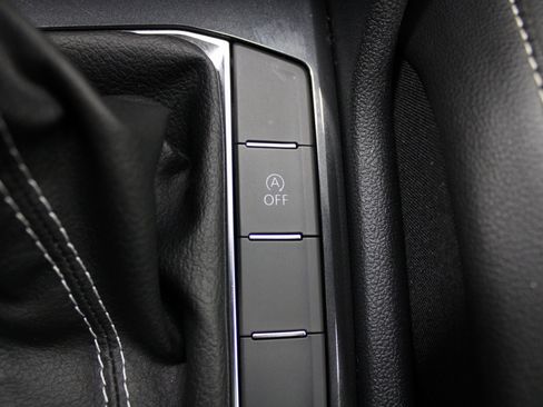 Used 2022 Volkswagen Tiguan SE image 40