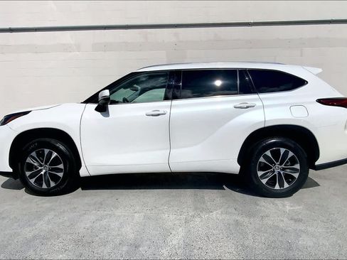 Used 2021 Toyota Highlander XLE FWD image 3