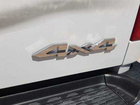 Used 2024 RAM 3500 Tradesman w/ Chrome Appearance Group AWD/4WD image 9