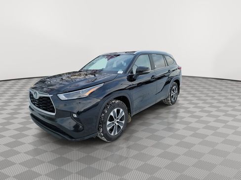 Used 2023 Toyota Highlander XLE image 4