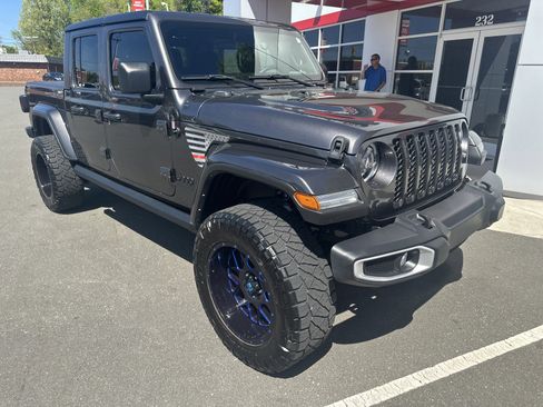 Used 2023 Jeep Gladiator Sport AWD/4WD image 2