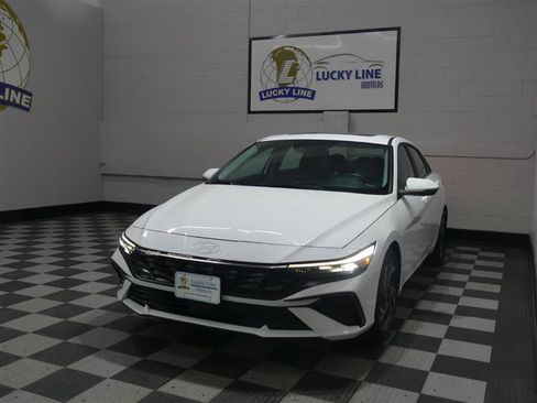 Used 2025 Hyundai Elantra Limited FWD image 4