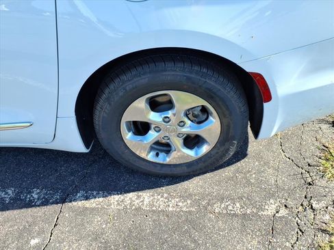 Used 2018 Chrysler Pacifica Touring-L image 21