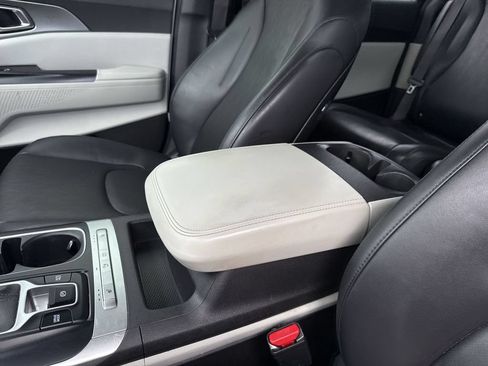 Used 2022 Kia Carnival LX FWD image 26