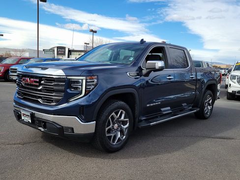 Used 2022 GMC Sierra 1500 SLT w/ SLT Premium Package image 4