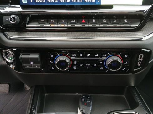 Used 2022 Chevrolet Silverado 1500 ZR2 w/ Technology Package image 36