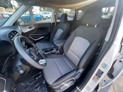 Used 2025 Kia Soul LX w/ LX Technology Package image 32