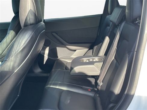 Used 2022 Tesla Model Y Long Range image 13