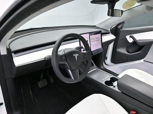 Used 2021 Tesla Model Y Long Range image 16