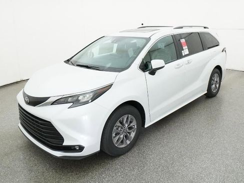 New 2026 Toyota Sienna XLE image 1